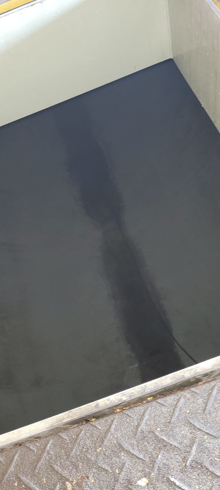 Interior de tanque de combustível com resíduos — antes da limpeza