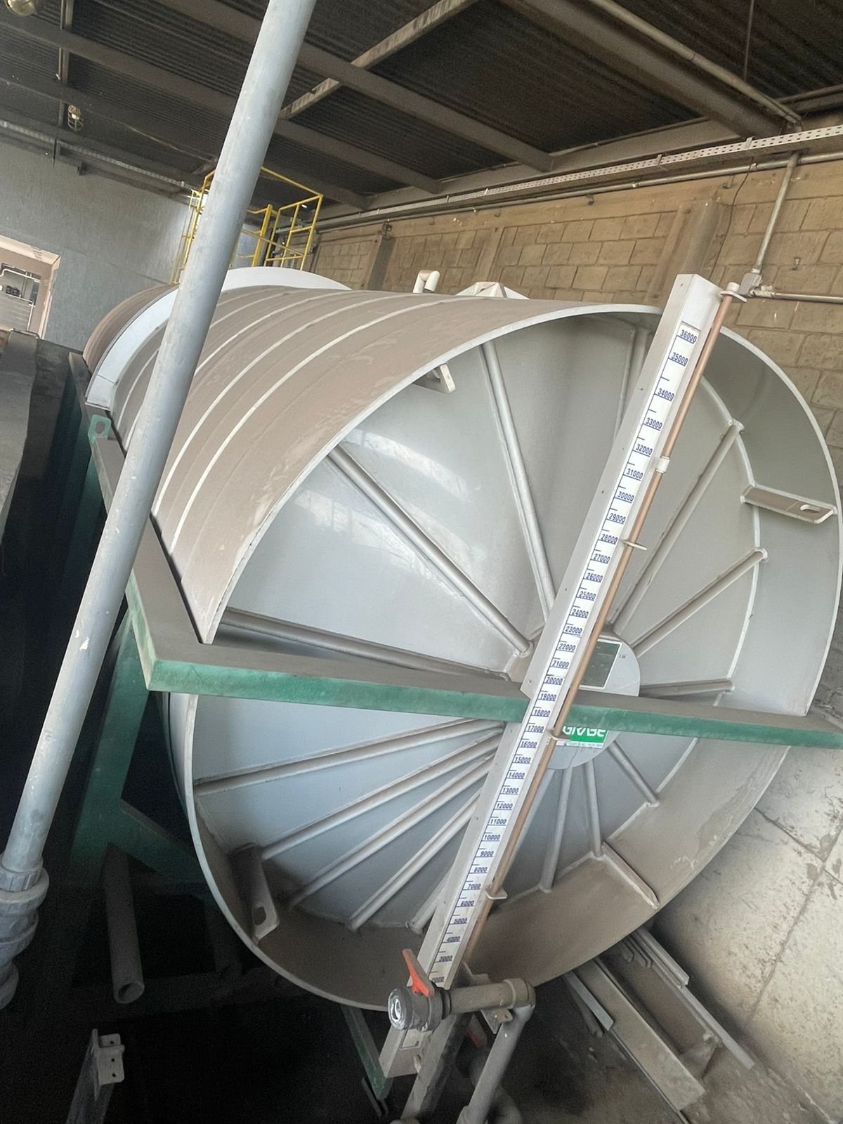 Interior de tanque de armazenamento com régua de arqueação para medição volumétrica