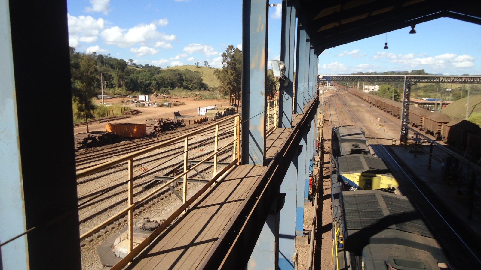 Vista panorâmica de estrutura ferroviária durante inspeção técnica em altura