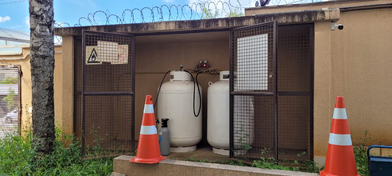 Abrigo de cilindros de gás com kit de medição e reguladores