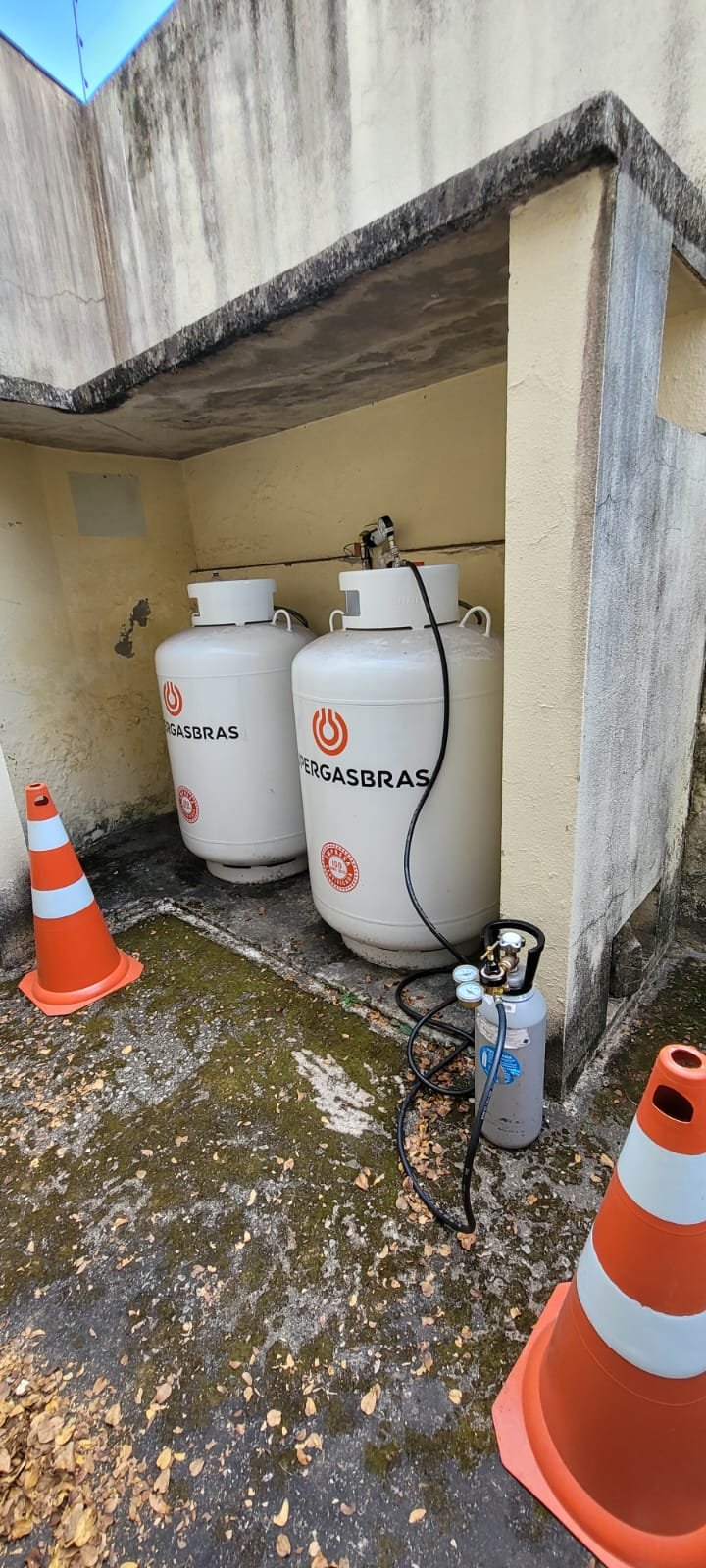 Central de GLP com cilindros em abrigo externo e reguladores