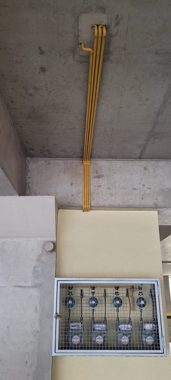 Painel com múltiplos medidores de gás em edifício