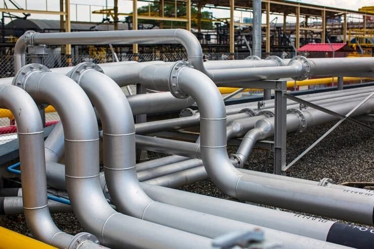 Tubulações industriais cinzas de distribuição de gás em planta industrial