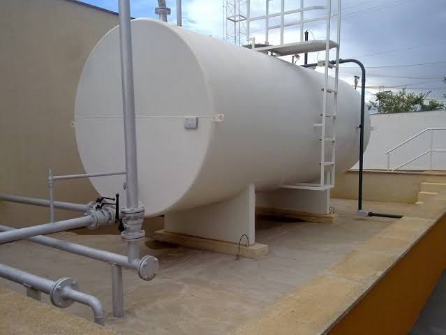 Tanque aéreo de armazenamento de combustível instalado em área externa