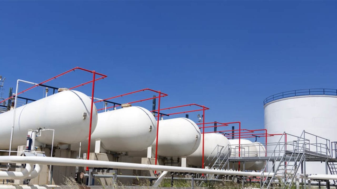 Parque industrial com vasos de pressão e tanques esféricos de armazenamento