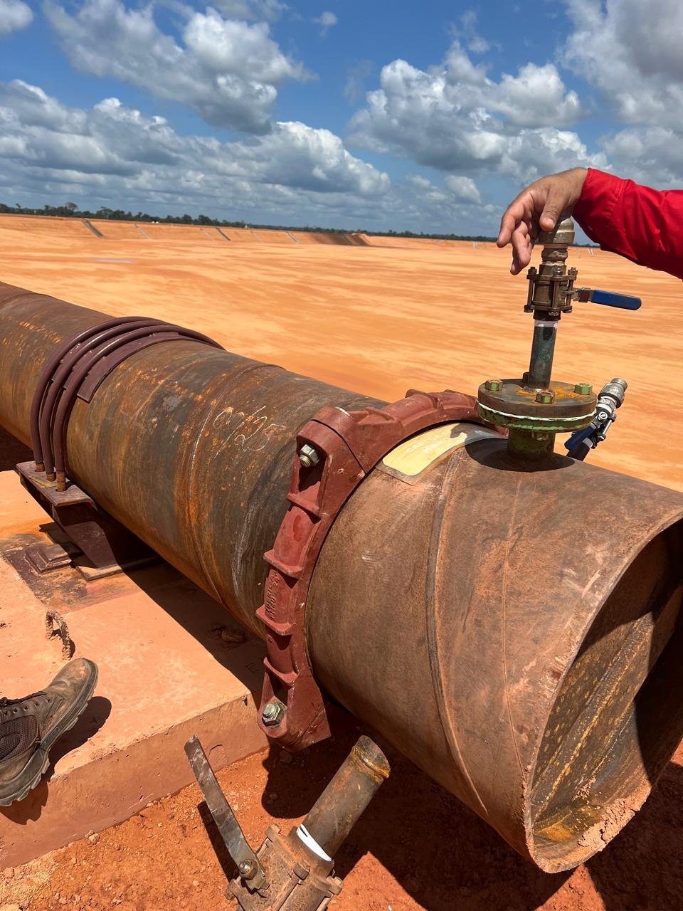 Tubulação preparada para teste hidrostático em campo